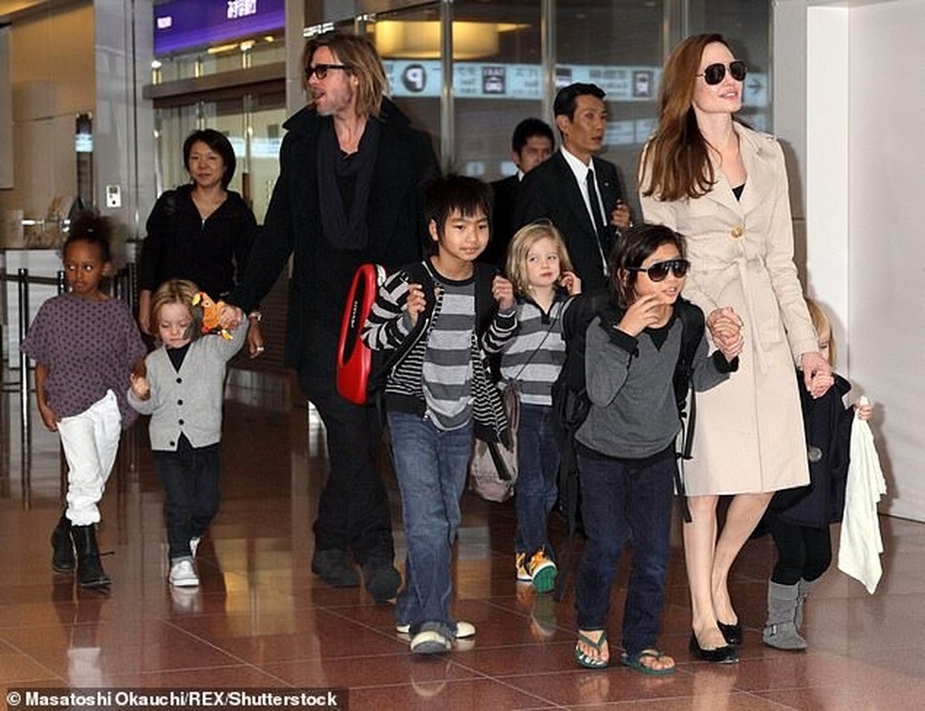Brad Pitt từ bỏ quyền nuôi con: Cặp đôi vàng một thuở thôi làm khổ nhau - 2