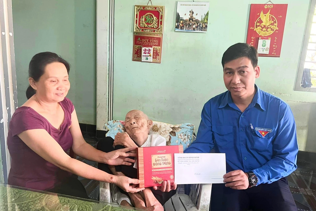 Chiều nào mẹ cũng ra đứng trước cổng, nhìn xa xăm như đang trông mong - 3 Chiều nào mẹ cũng ra đứng trước cổng, nhìn xa xăm như đang trông mong - 3