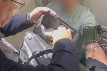 Tiếp viên trưởng kể phút Bộ trưởng Y tế Nga cứu hành khách trên máy bay