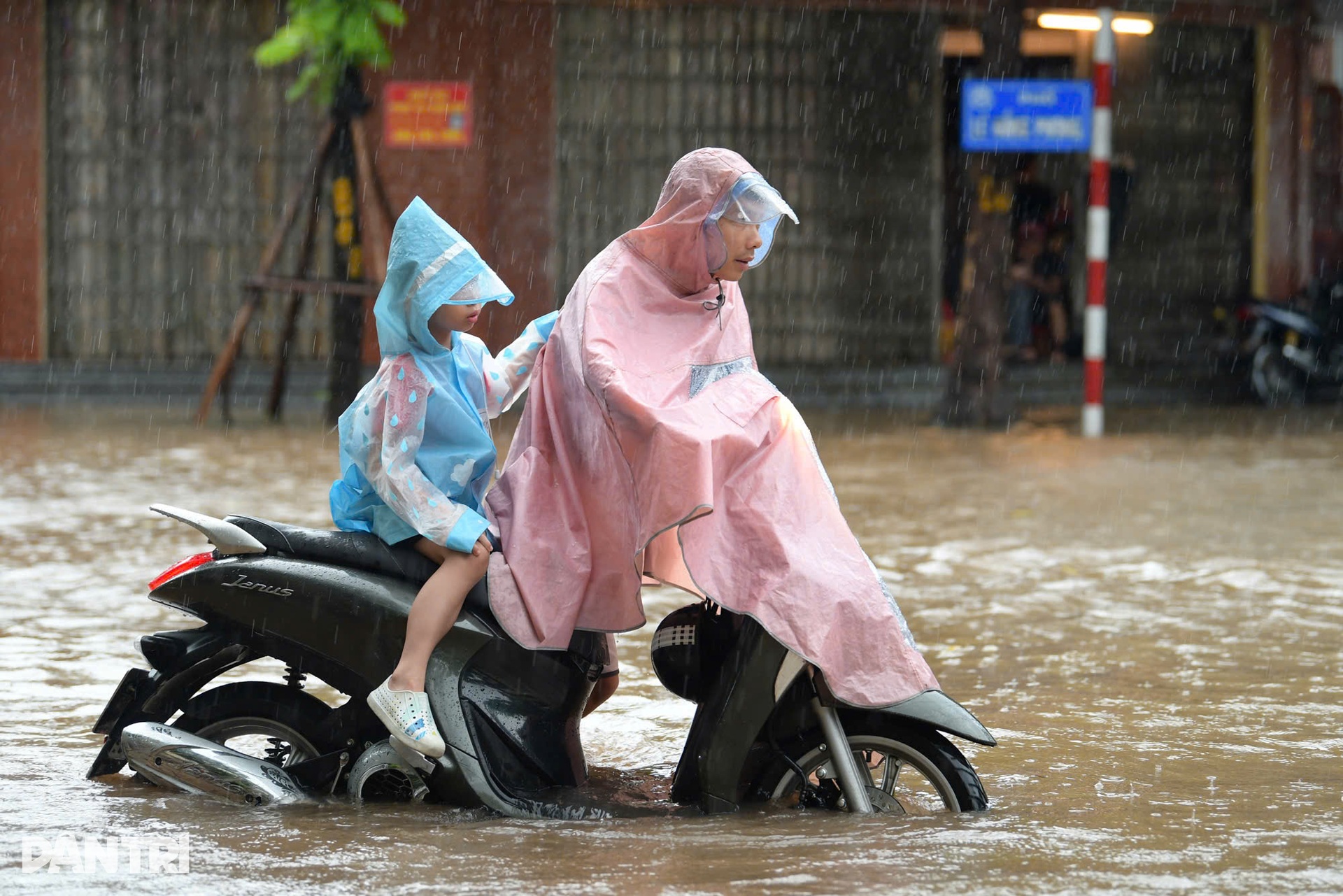 Người và xe bơi trong dòng nước ngập sâu ở Hà Nội - 4 Người và xe bơi trong dòng nước ngập sâu ở Hà Nội - 4