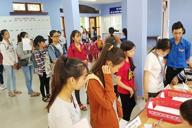 Thí sinh xếp hàng dài nộp hồ sơ xác nhận nhập học