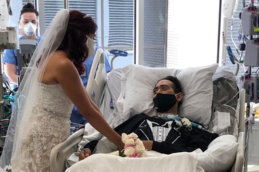 Xúc động đám cưới trong bệnh viện vì chú rể bị Covid-19