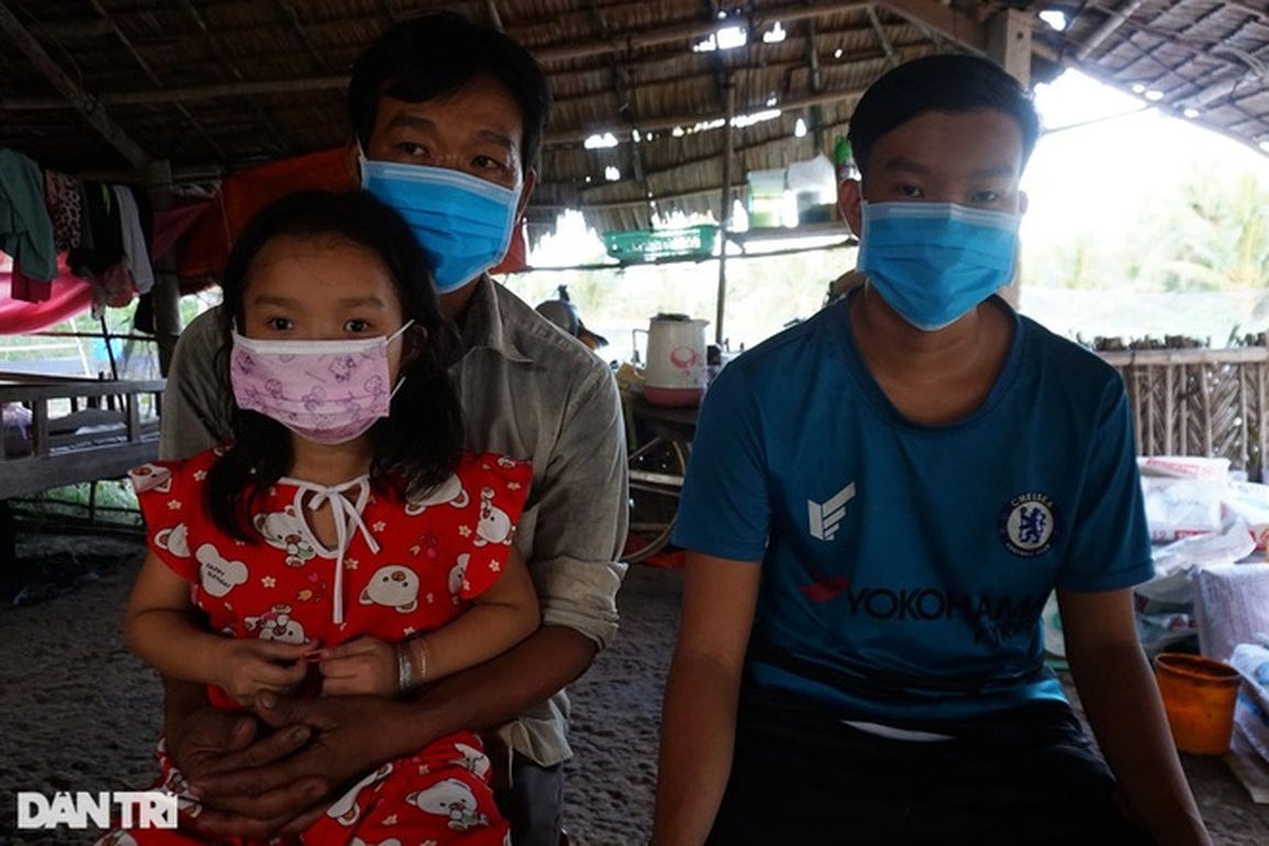 Trao gần 120 triệu đồng đến người đàn ông chăm vợ tai biến, con bệnh hiểm - 3 Trao gần 120 triệu đồng đến người đàn ông chăm vợ tai biến, con bệnh hiểm - 3