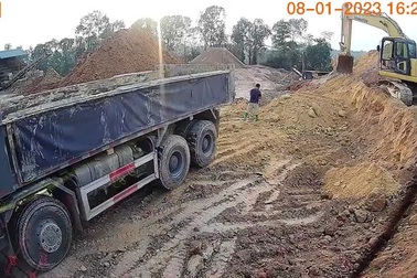 Tài xế xe ben lùi bất cẩn suýt cán chết người