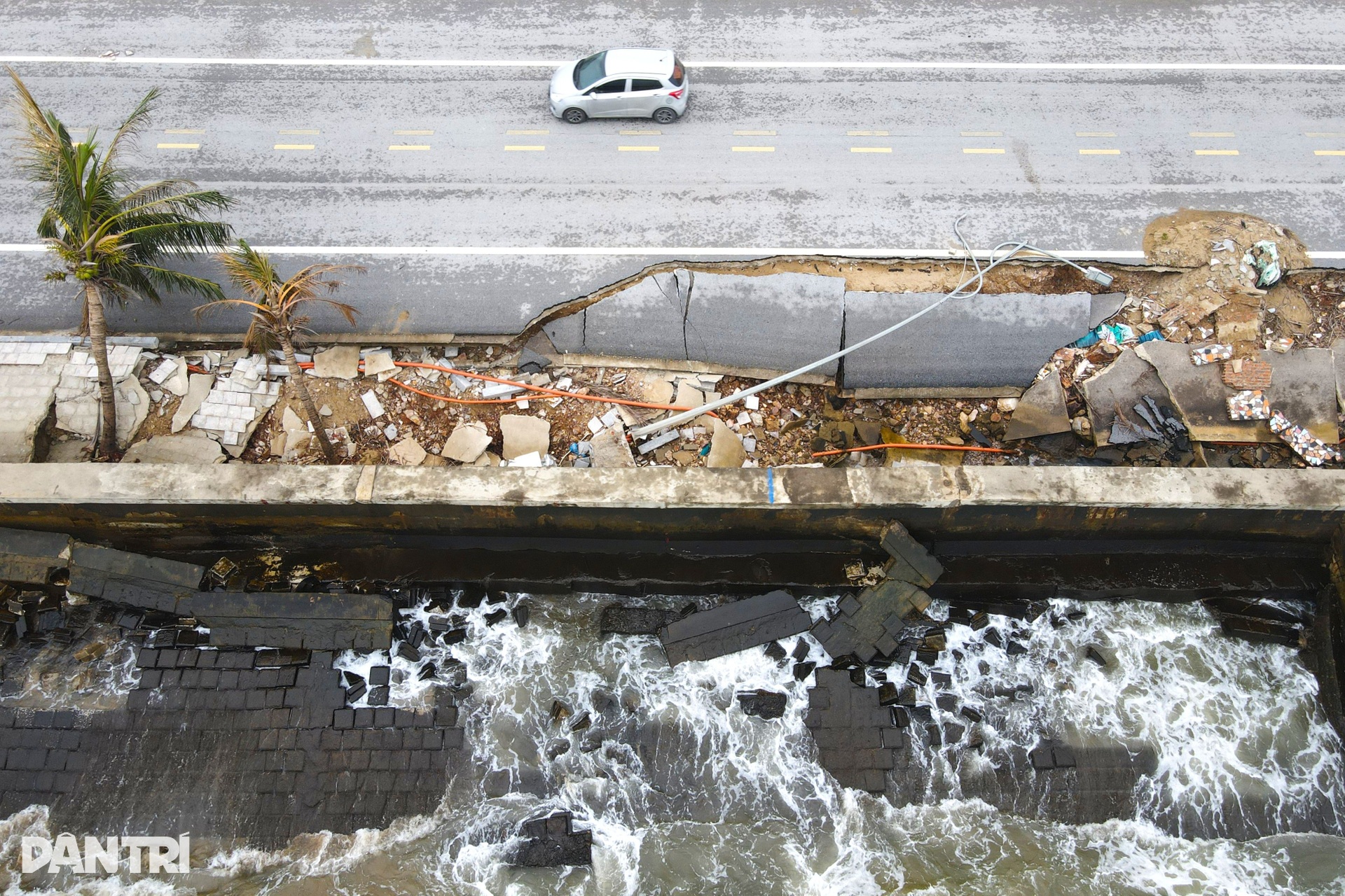 Bàn tay trên biển ngả nghiêng, bờ kè khu du lịch bị xé toang - 2 Bàn tay trên biển ngả nghiêng, bờ kè khu du lịch bị xé toang - 2