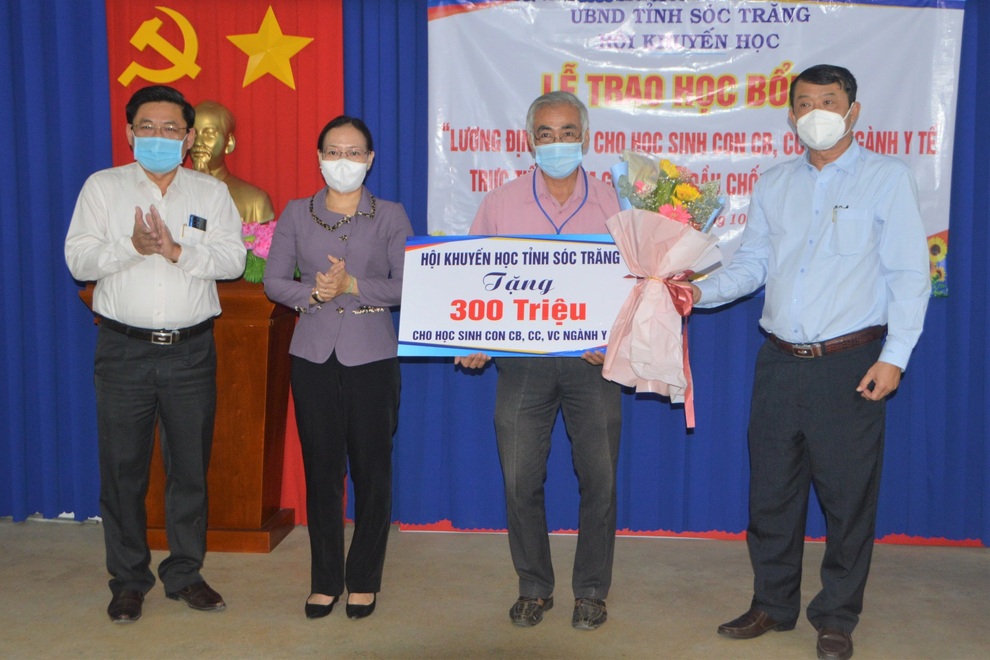 Trao học bổng cho con cán bộ, nhân viên y tế tuyến đầu chống dịch Covid-19 - 1 Trao học bổng cho con cán bộ, nhân viên y tế tuyến đầu chống dịch Covid-19 - 1