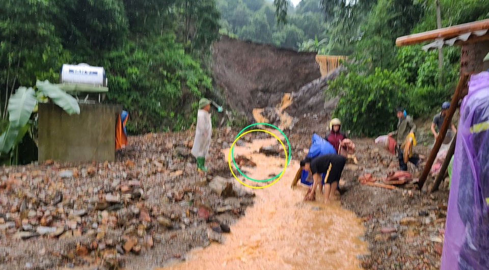 Lào Cai: Mưa to, ao cá vỡ, cuốn trôi bé gái 3 tuổi - 1 Lào Cai: Mưa to, ao cá vỡ, cuốn trôi bé gái 3 tuổi - 1