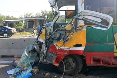 Xe buýt va xe tải, hàng chục hành khách hoảng loạn