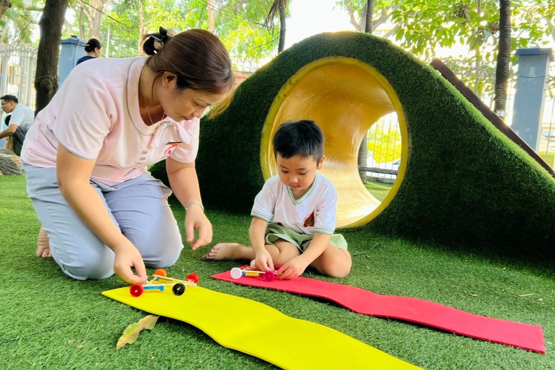 El 19% de los docentes no están bajo presión financiera, el 94% sigue ejerciendo la profesión a pesar de las dificultades - 2 19% giáo viên không bị áp lực về tài chính, 94% dù gặp khó vẫn theo nghề - 2