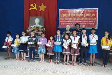 Trao 100 suất học bổng đến học sinh nghèo Quảng Ngãi