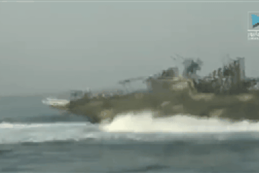 Iran tung video tàu cao tốc rượt đuổi tàu hải quân Mỹ