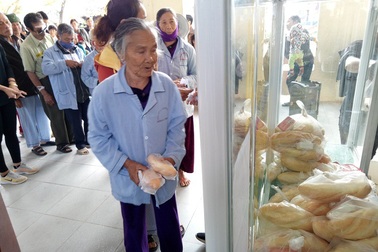 Ấm lòng với tủ bánh mì 0 đồng cho bệnh nhân nghèo nơi bệnh viện