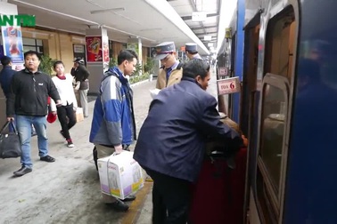 Hà Nội: Người dân "tay xách nách mang" về quê ăn Tết