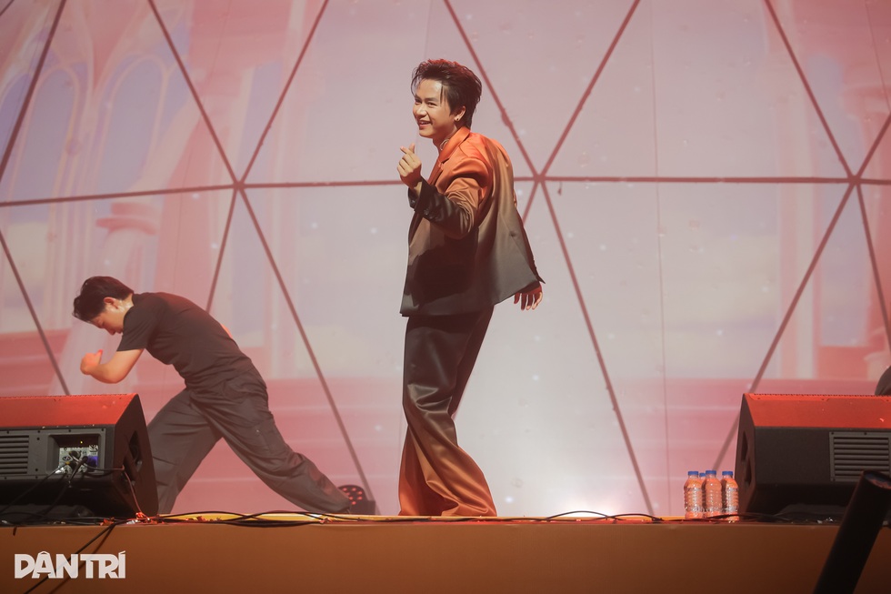 Noo Phước Thịnh cùng dàn anh trai diễn cực cháy ở Hà Nội - 7 Noo Phước Thịnh cùng dàn anh trai diễn cực cháy ở Hà Nội - 7