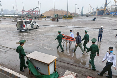 Cứu chữa cho 3 thuyền viên nước ngoài bị hôn mê trên tàu Panama