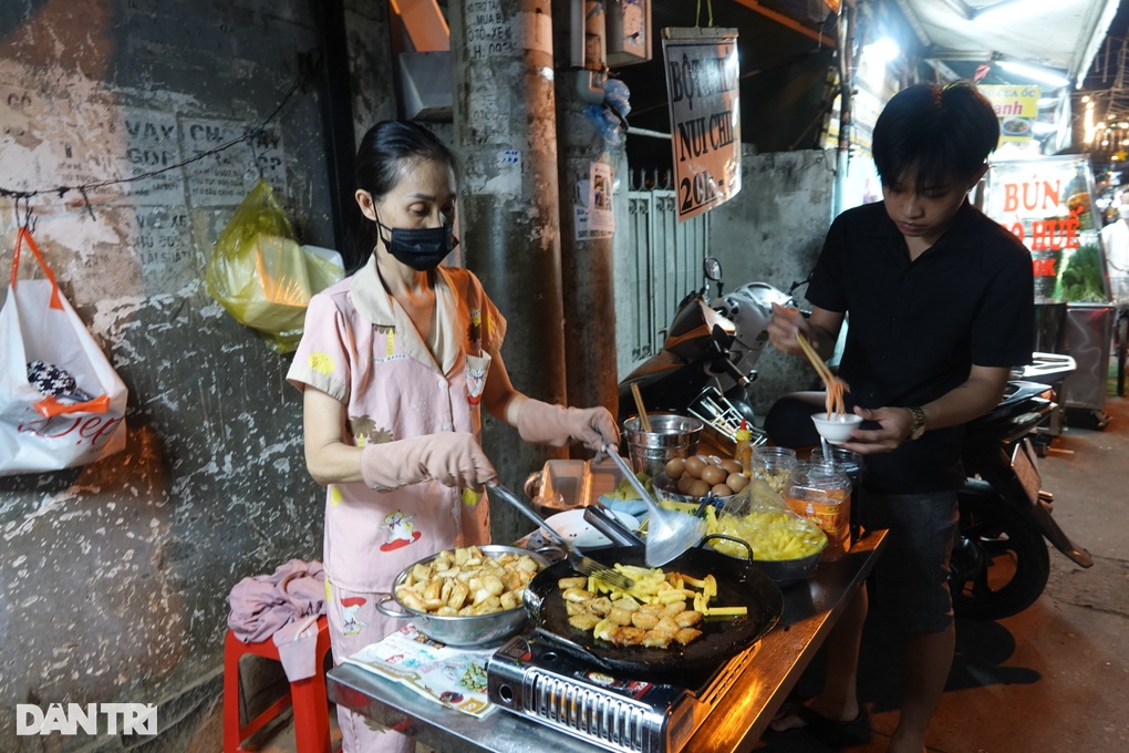 Bị cho nghỉ Tết sớm 1 tháng, công nhân ra chợ bán bột chiên kiếm sống - 4 Bị cho nghỉ Tết sớm 1 tháng, công nhân ra chợ bán bột chiên kiếm sống - 4