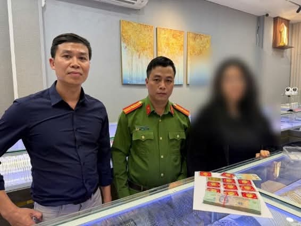 Nữ sinh đại học ở Hà Nội đem vàng đi bán để chứng minh trong sạch - 1