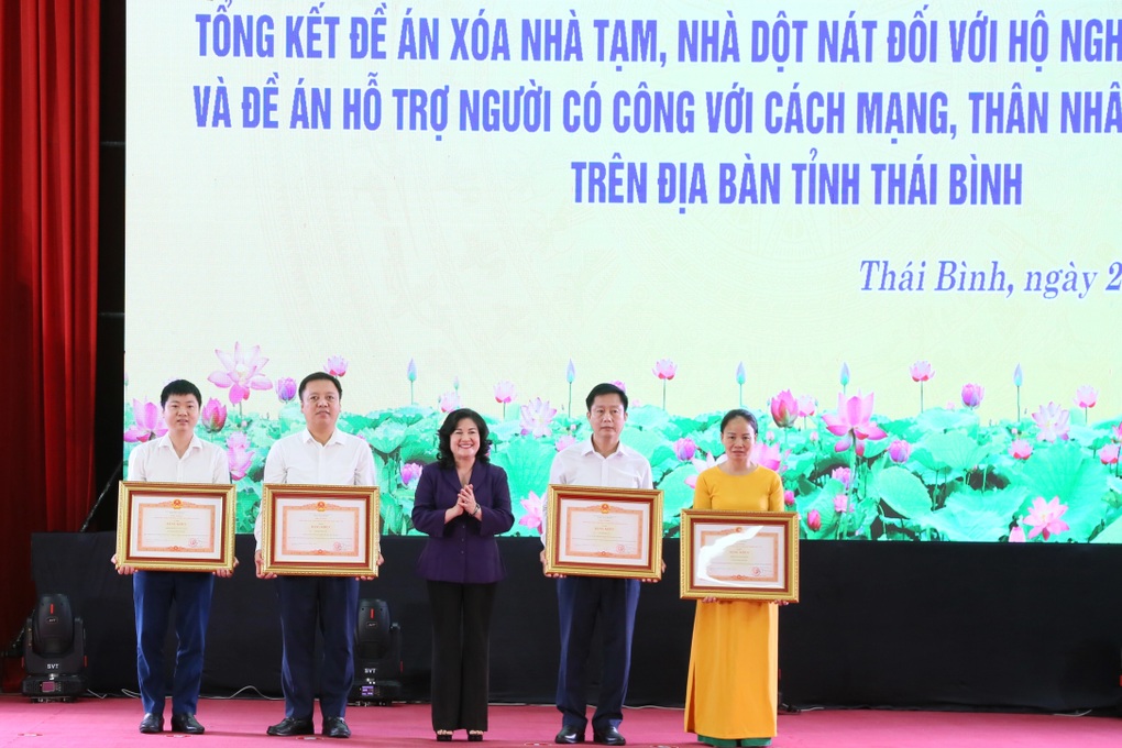 Thái Bình hoàn thành gần 900 căn nhà cho người có công trước thời hạn - 2 Thái Bình hoàn thành gần 900 căn nhà cho người có công trước thời hạn - 2