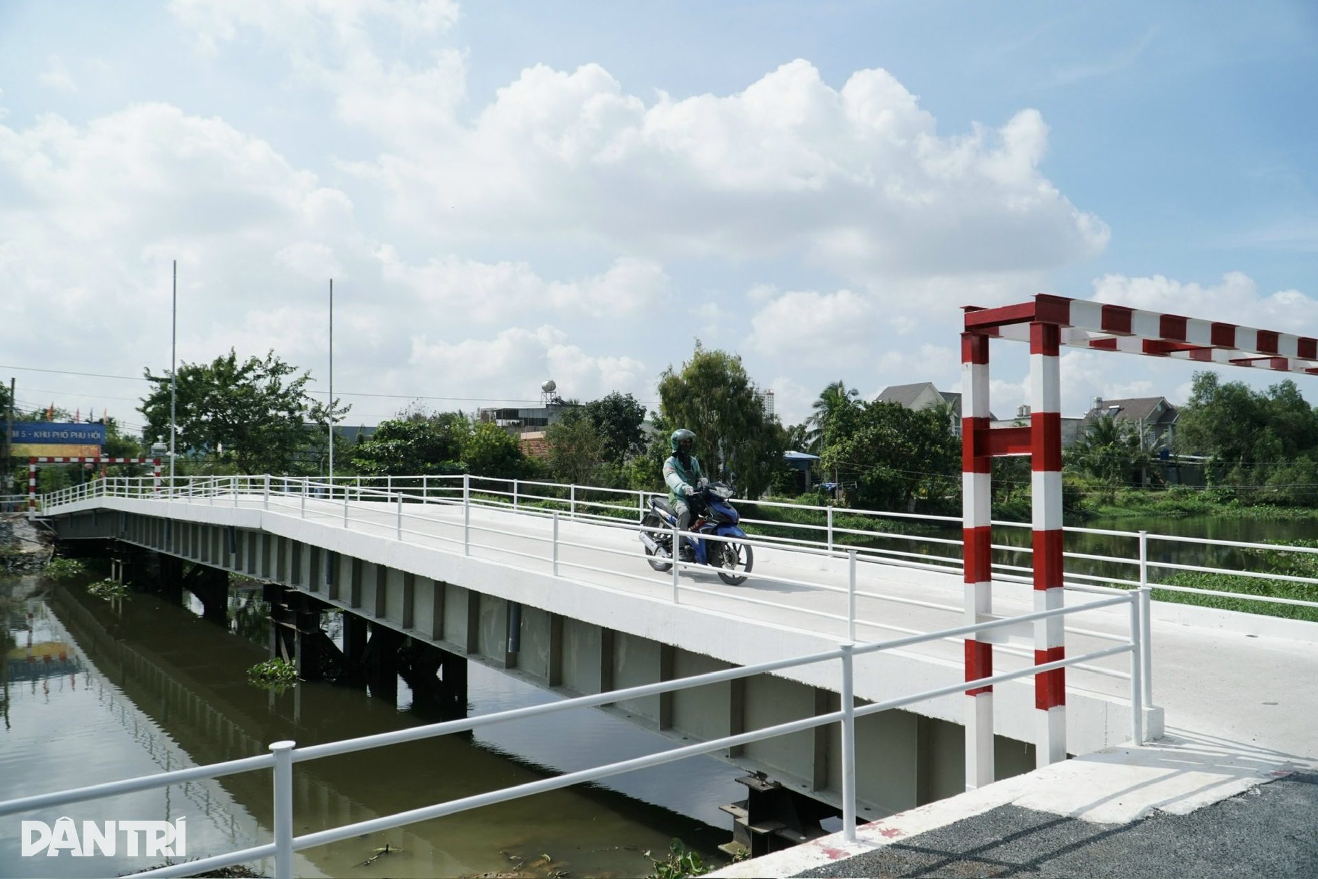 Bốn cây cầu bị nước cuốn trôi hết 3 cây, người dân ở TPHCM đi lại ra sao - 10 Bốn cây cầu bị nước cuốn trôi hết 3 cây, người dân ở TPHCM đi lại ra sao - 10