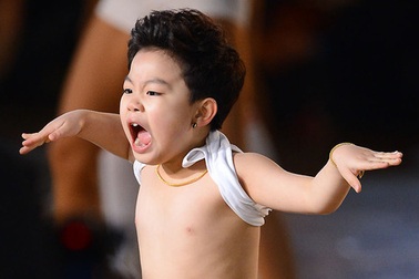 Hình ảnh người lớn của “Psy nhí” gốc Việt bị phản đối 