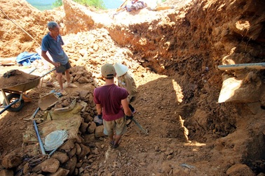 Giải cứu 11 thanh niên bị đánh đập, bóc lột tại mỏ vàng