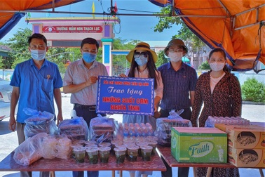 Các phóng viên trao hàng ngàn suất cơm ở các khu cách ly