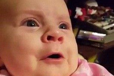 Ngọt ngào bé gái 12 tuần tuổi muốn nói lời yêu với bố