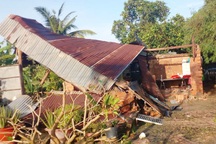 Lốc xoáy ở Tây Ninh làm một người chết, nhiều nhà dân bị hư hại