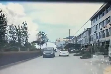 Trung Quốc: Ô tô bắn tung lên trời vì vụ nổ xe bồn làm 14 người chết