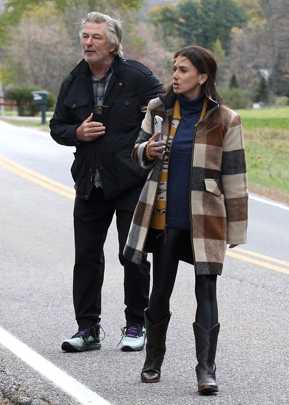 Alec Baldwin lần đầu lên tiếng sau khi gây chết người trên phim trường - 5 Alec Baldwin lần đầu lên tiếng sau khi gây chết người trên phim trường - 5