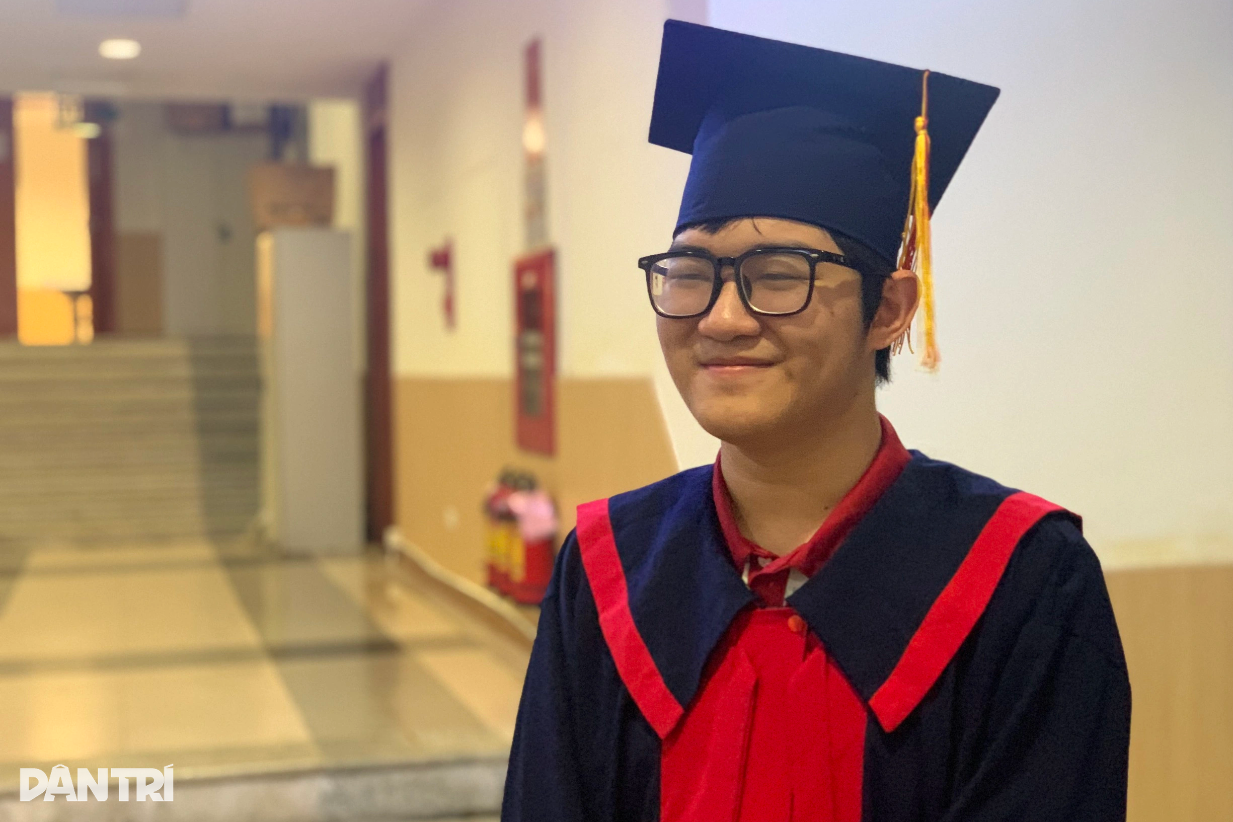 Pais gravemente doentes, estudante de Olympia guarda dinheiro de bônus em cofrinho para criar o irmão mais novo - 2 Bố mẹ bệnh hiểm nghèo, nam sinh Olympia bỏ tiền thưởng vào heo đất nuôi em - 2