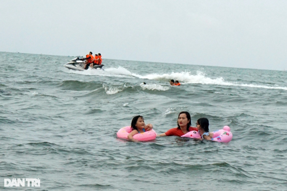 Hơn 6 vạn du khách đến Cửa Lò trong 3 ngày đầu mở biển - 3 Hơn 6 vạn du khách đến Cửa Lò trong 3 ngày đầu mở biển - 3