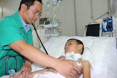 Té lầu, bé trai 5 tuổi bị hàng rào cắt lìa khí quản