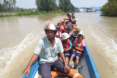 Bộ đội vùng biên tình nguyện đưa, đón học sinh vùng lũ đến trường
