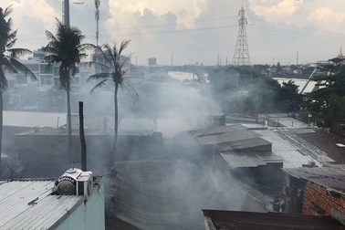 Khói lửa bao trùm dãy trọ, cả khu phố náo loạn