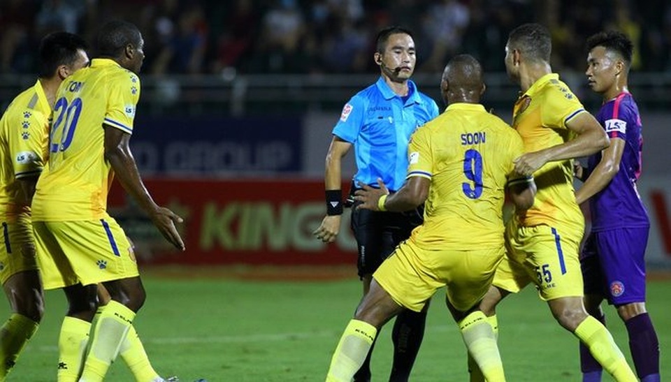 Vì sao các trọng tài liên tục mắc sai lầm ở V-League? - 1 Vì sao các trọng tài liên tục mắc sai lầm ở V-League? - 1