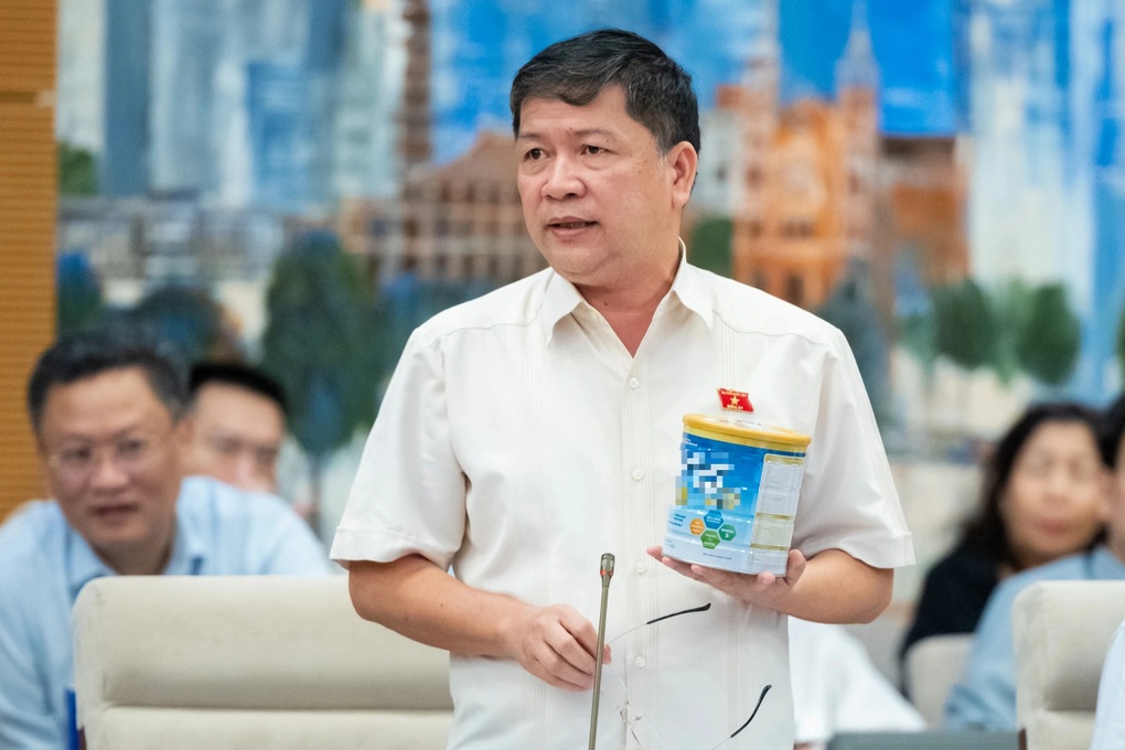 Cầm hộp sữa “nghi là giả”, đại biểu Quốc hội chất vấn trách nhiệm của ai? - 1 Cầm hộp sữa “nghi là giả”, đại biểu Quốc hội chất vấn trách nhiệm của ai? - 1