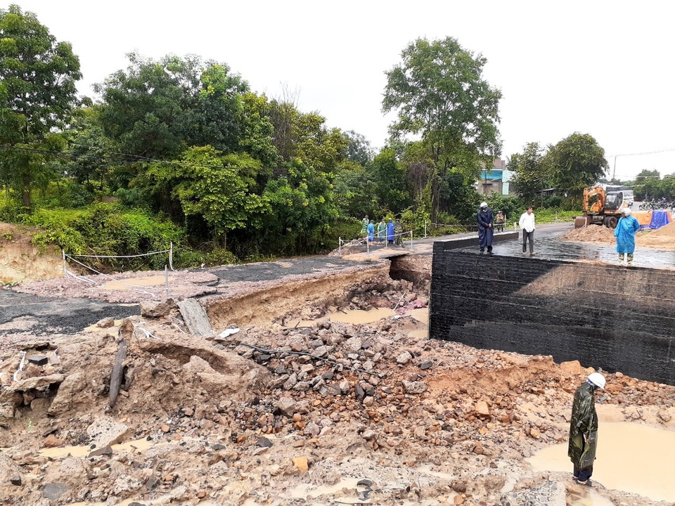 Đường sắt Bắc - Nam sạt lở, quốc lộ 9 tiếp tục “tê liệt” - 6 Đường sắt Bắc - Nam sạt lở, quốc lộ 9 tiếp tục “tê liệt” - 6