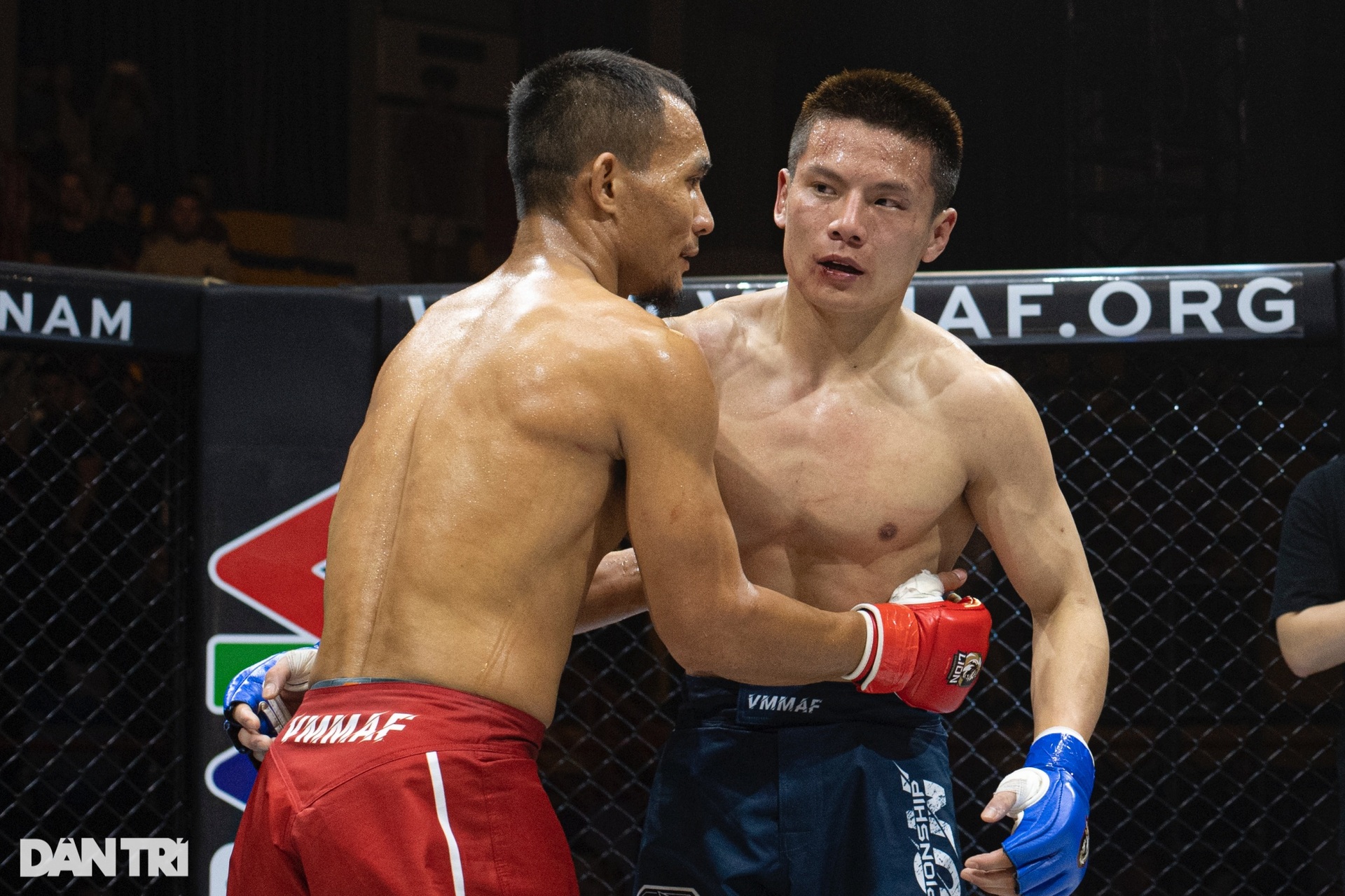 Khoảnh khắc Trần Quang Lộc hạ knock-out Lý Tiểu Long sau cú đấm liên hoàn - 11 Khoảnh khắc Trần Quang Lộc hạ knock-out Lý Tiểu Long sau cú đấm liên hoàn - 11