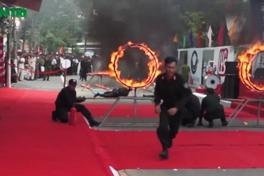 Cảnh sát cơ động phô diễn sức mạnh nội công "mình đồng da sắt"