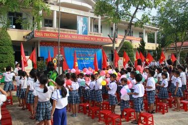 Dù cuộc sống khó khăn, học sinh Quảng Trị vẫn nô nức dự lễ khai giảng