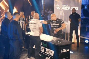 Lực sĩ thể hình nặng 130kg mất mạng vì dự thi... tát