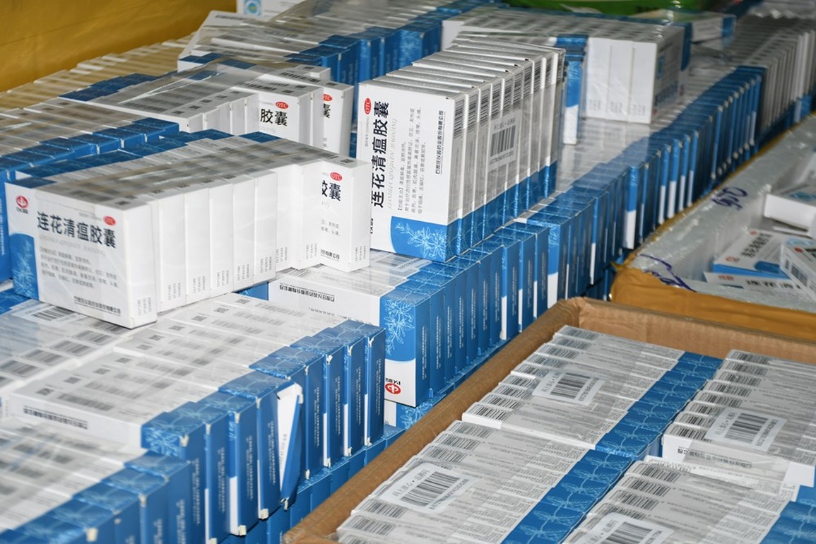 Buôn lậu hàng nghìn hộp thuốc Liên hoa thanh ôn vì tin chữa được Covid-19 - 3 Buôn lậu hàng nghìn hộp thuốc Liên hoa thanh ôn vì tin chữa được Covid-19 - 3