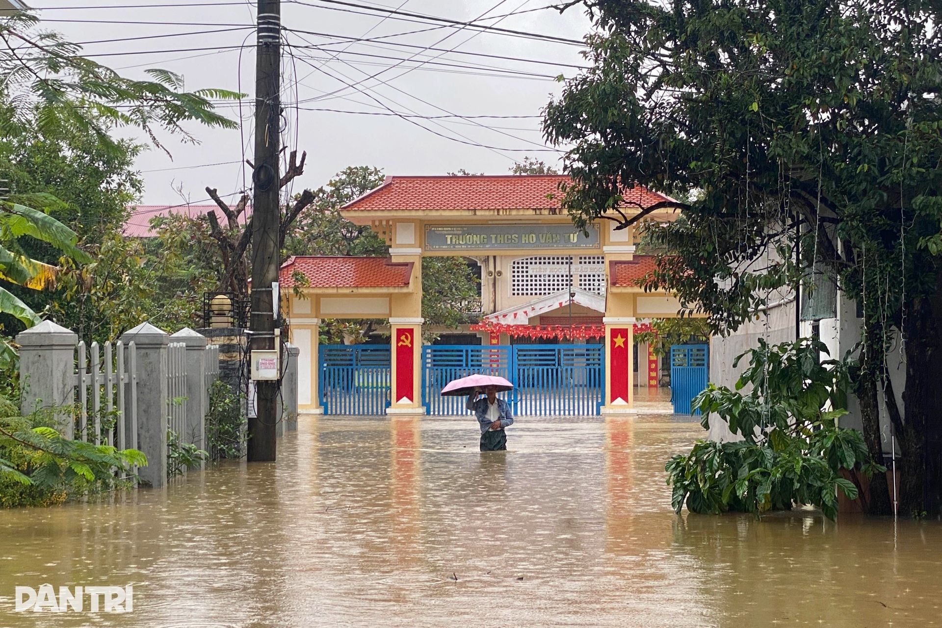 Nhiều ngôi làng ở Huế lại bị nước lũ nhấn chìm - 2 Nhiều ngôi làng ở Huế lại bị nước lũ nhấn chìm - 2