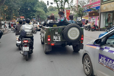 Hà Nội: Xử lý nghiêm xe quân sự cũ hoán cải để chở khách du lịch