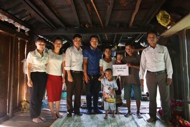 Trao hơn 130 triệu đồng đến 2 cháu nhỏ Vân Kiều bị lở loét da đầu