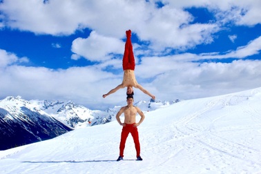 Quốc Cơ - Quốc Nghiệp mình trần diễn xiếc trên núi tuyết ở Canada