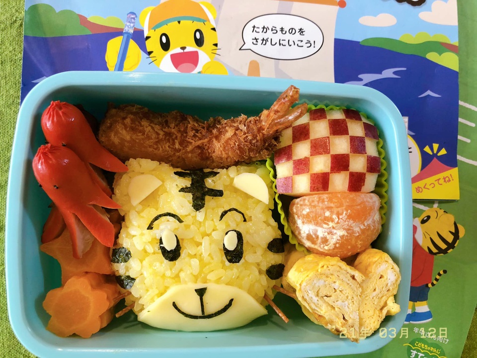 Tuyệt phẩm cơm bento đẹp không nỡ ăn của mẹ Việt ở Nhật làm cho con trai - 13 Tuyệt phẩm cơm bento đẹp không nỡ ăn của mẹ Việt ở Nhật làm cho con trai - 13