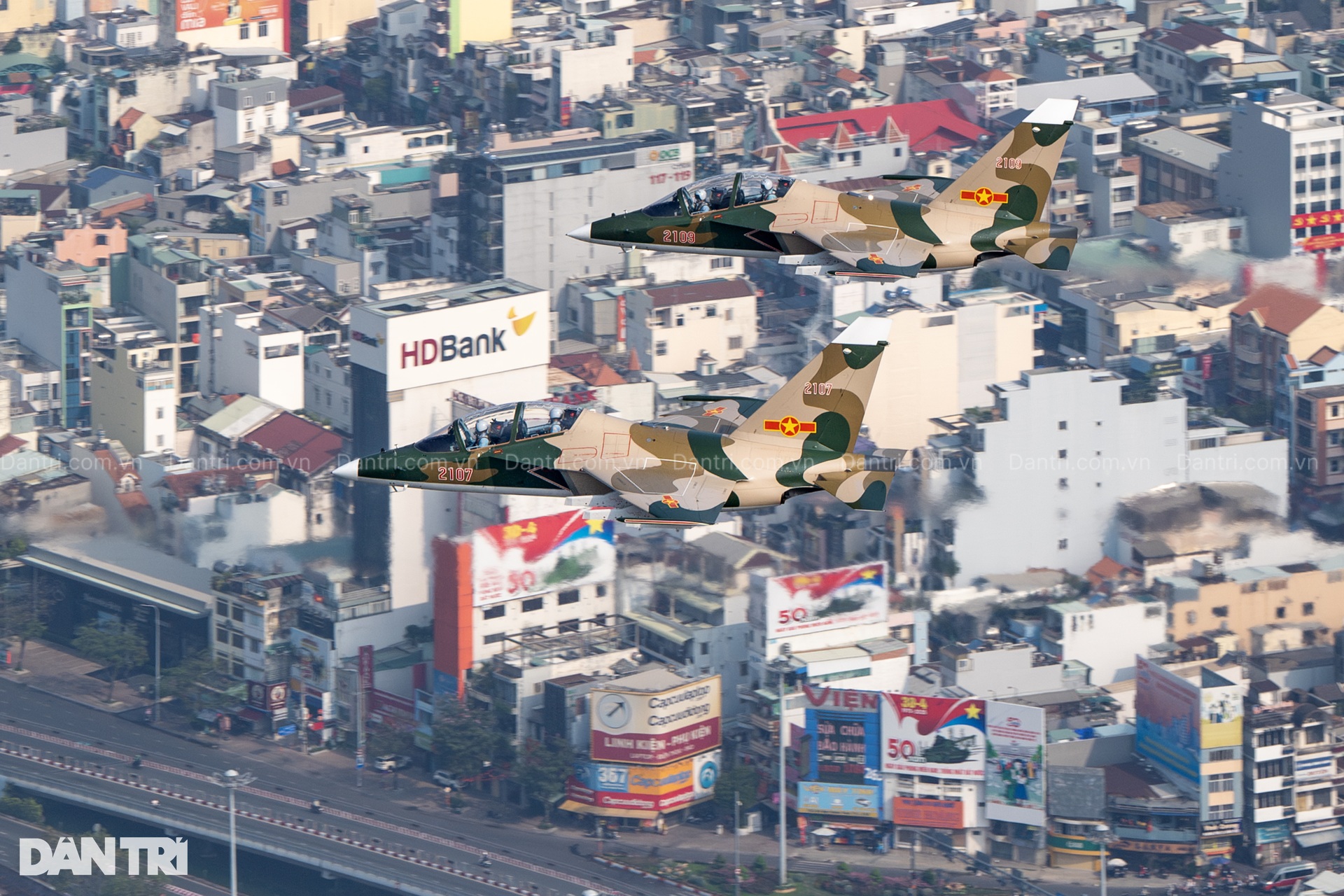 Rực rỡ và kiêu hùng màn biểu diễn bắn đạn nhiễu của hổ mang chúa SU-30MK2 - 4 Rực rỡ và kiêu hùng màn biểu diễn bắn đạn nhiễu của hổ mang chúa SU-30MK2 - 4