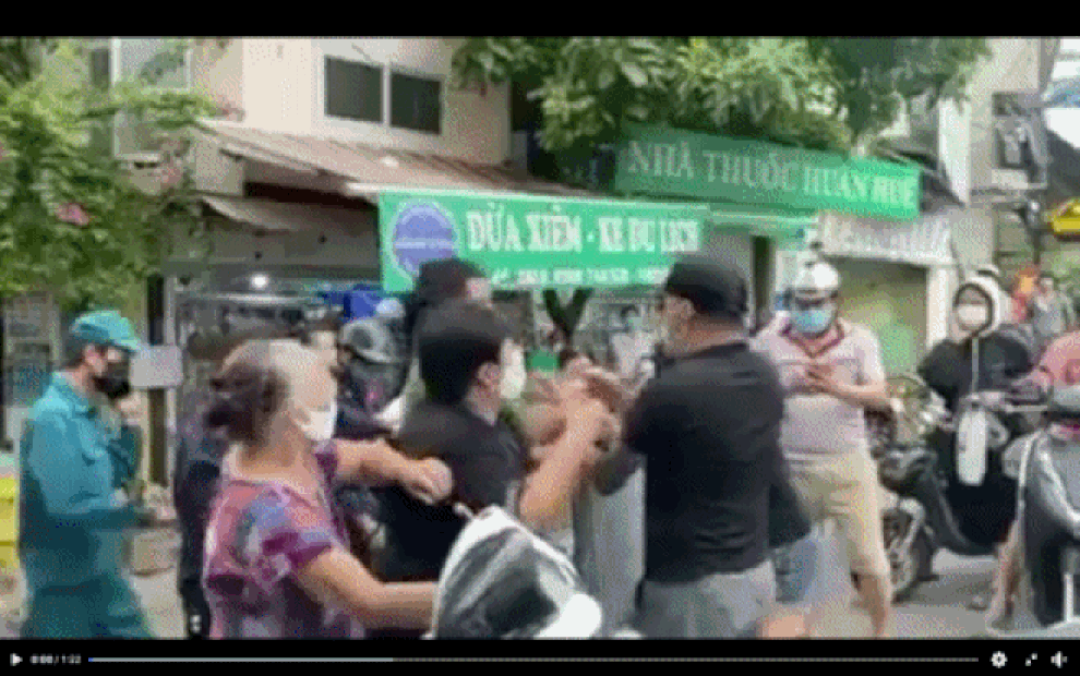 Phạt kịch khung cặp vợ chồng làm loạn chốt kiểm dịch ở Hà Nội - 1 Phạt kịch khung cặp vợ chồng làm loạn chốt kiểm dịch ở Hà Nội - 1